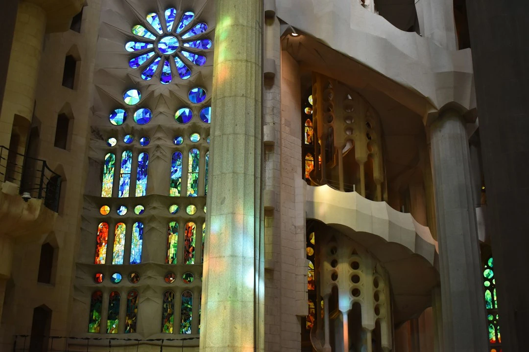 Ảnh nội thất Sagrada Familia Barcelona với kiến trúc Gaudí đặc sắc