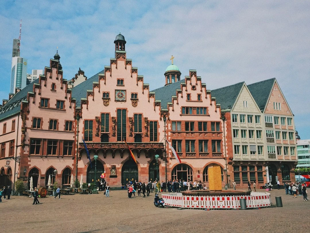 Ảnh quán ăn địa phương Sachsenhausen Frankfurt với rượu táo Apfelwein truyền thống, trải nghiệm ẩm thực Hessen