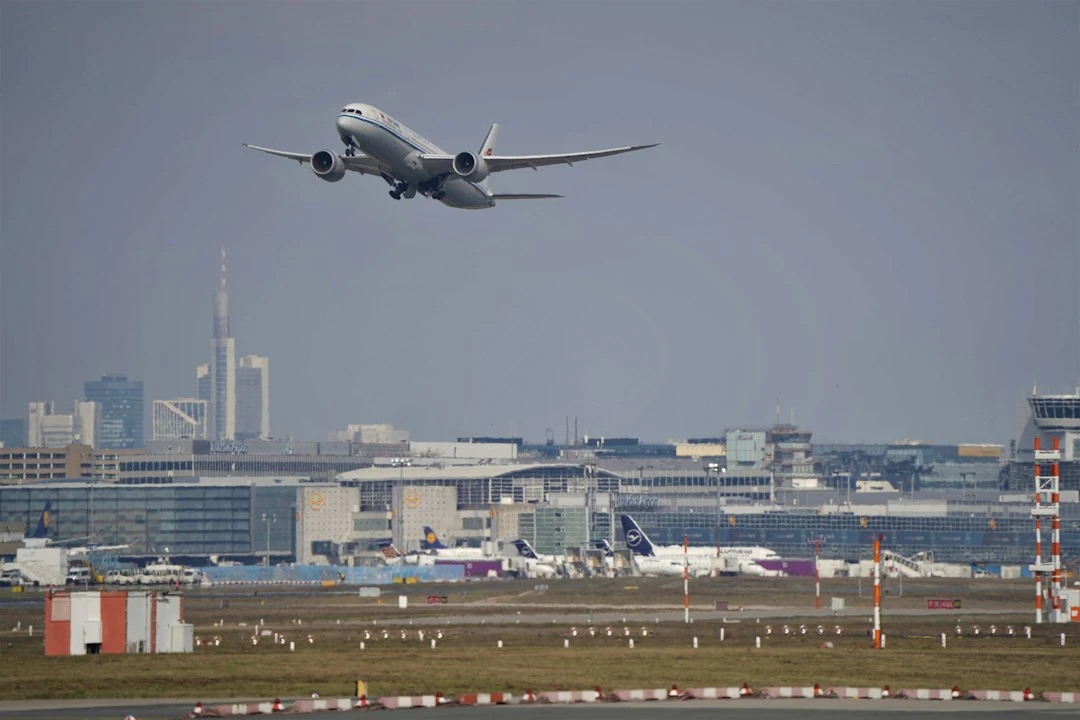 Ảnh thực tế sân bay quốc tế Frankfurt với công nghệ hiện đại, hỗ trợ du lịch tới Đức