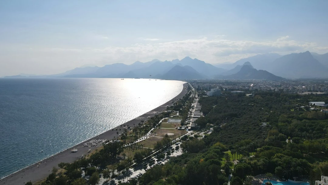 bãi biển Antalya Thổ Nhĩ Kỳ nước xanh tinh khôi cát trắng paragliding