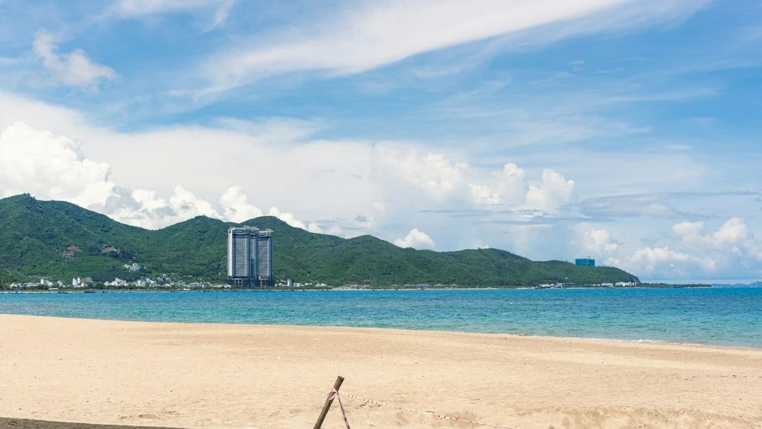 Bãi biển Nha Trang trong mùa du lịch tốt nhất với nước trong xanh và gia đình đi chơi