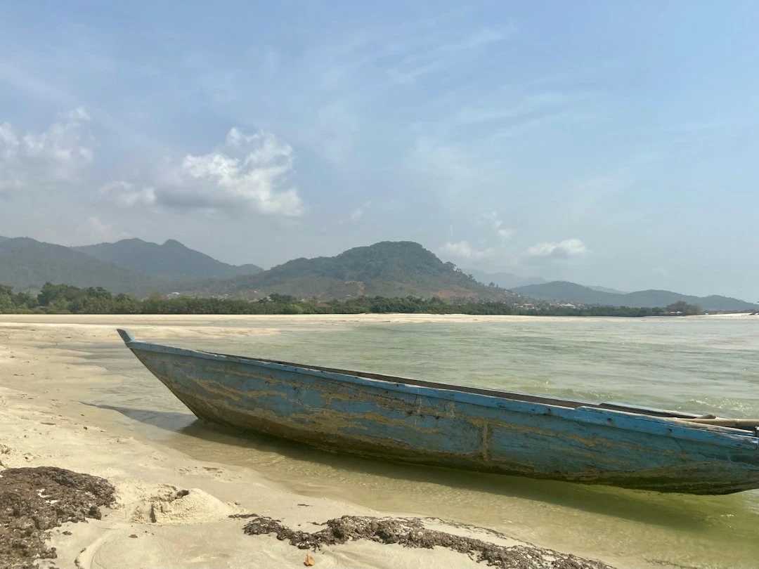 Bãi biển Vũ Yên Hải Phòng với cảnh quan thiên nhiên tuyệt đẹp, thích hợp tắm và thể thao nước