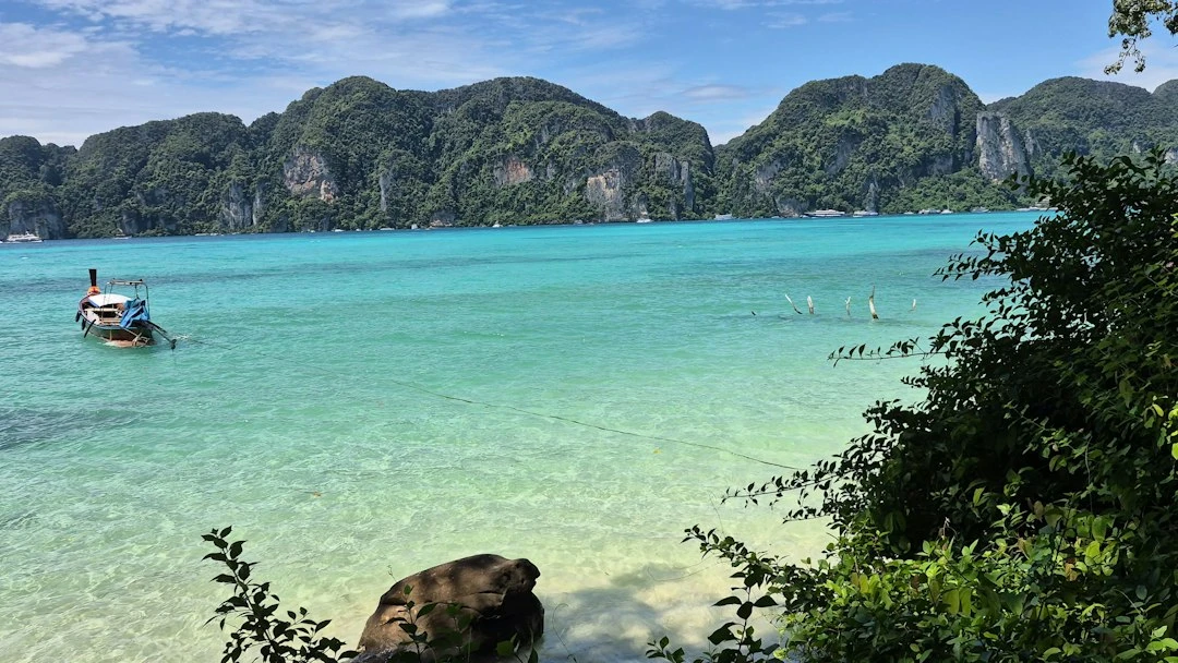 Big Lagoon El Nido với nước lagoon trong suốt, vách đá vôi cao chót vót