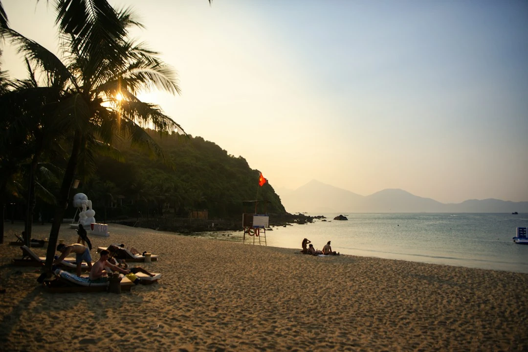 Bữa tiệc BBQ bãi biển khách sạn Ocean Haven với hải sản tươi, đồ uống tropical, và tiếng sóng