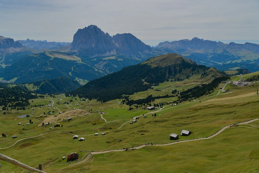 Cảnh quan các thị trấn và thung lũng trong Dolomites với kiến trúc Alpine truyền thống