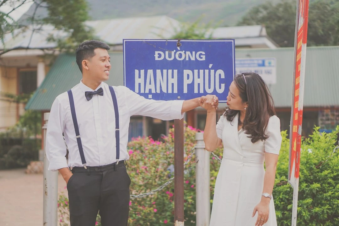 Chủ nhà homestay tiếp đón và hỗ trợ khách một cách thân thiện