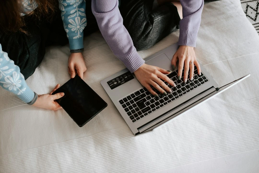 Đặt phòng khách sạn trực tuyến, so sánh giá Booking Agoda, tiết kiệm phí phòng
