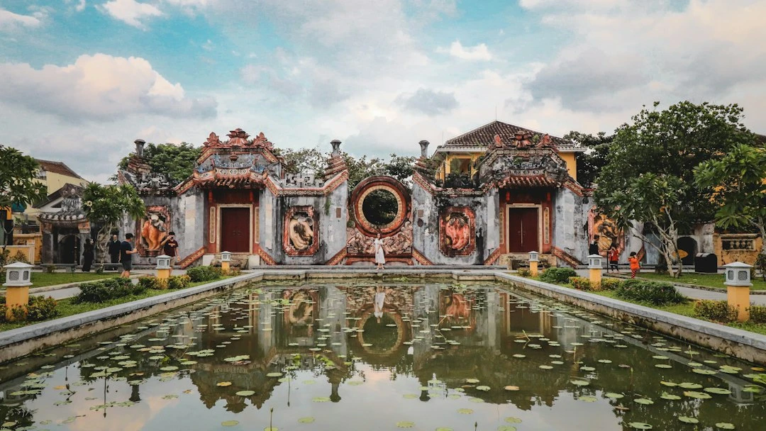 Đền thờ Hà Nội với kiến trúc truyền thống, chuông, hương khói - nơi cần tôn trọng quy tắc ăn mặc