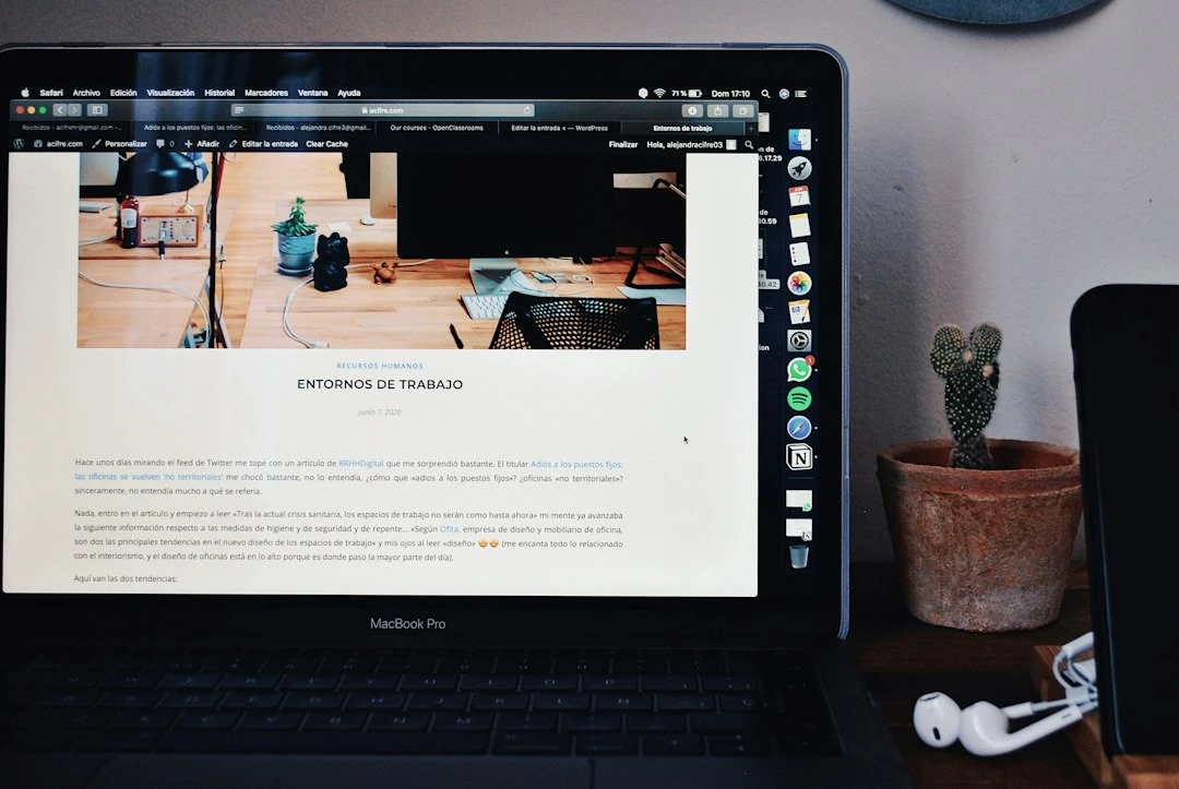 Giao diện website đặt phòng khách sạn với các công cụ so sánh giá và lọc ưu đãi