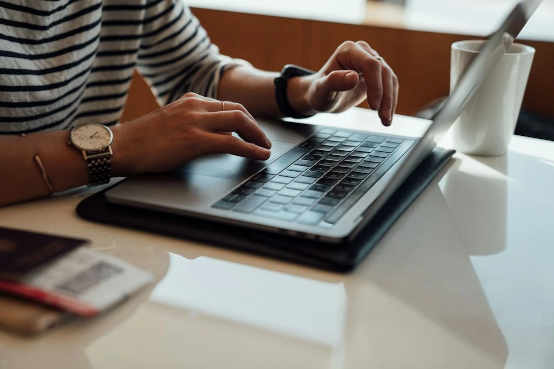 Hướng dẫn so sánh giá phòng khách sạn Rex Quảng Bình trên Booking.com và Agoda