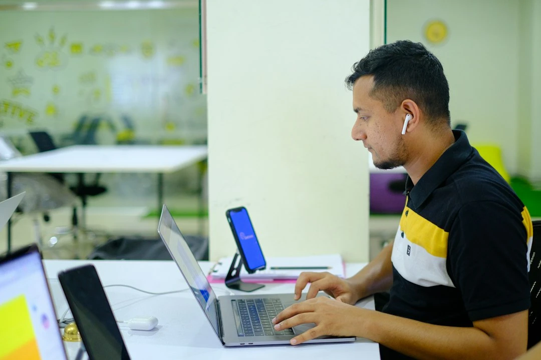 Luyện tập và tránh cạm bẫy trong IELTS listening homestay application