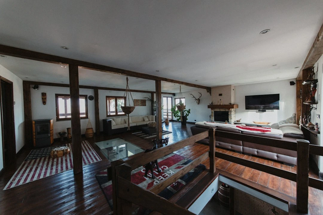 Phòng ngủ sạch sẽ tại homestay Vũ Yên Hải Phòng với giường êm, máy lạnh và phòng tắm riêng