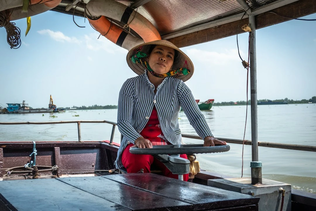 Phương tiện di chuyển truyền thống trên sông Mekong Long An, thuyền gỗ địa phương