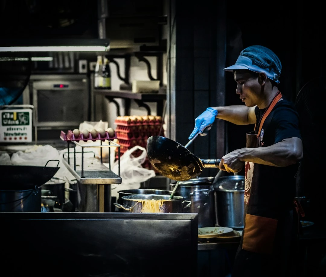 Quán ăn đường phố Bangkok phục vụ Pad Thai và các món ăn Thái truyền thống