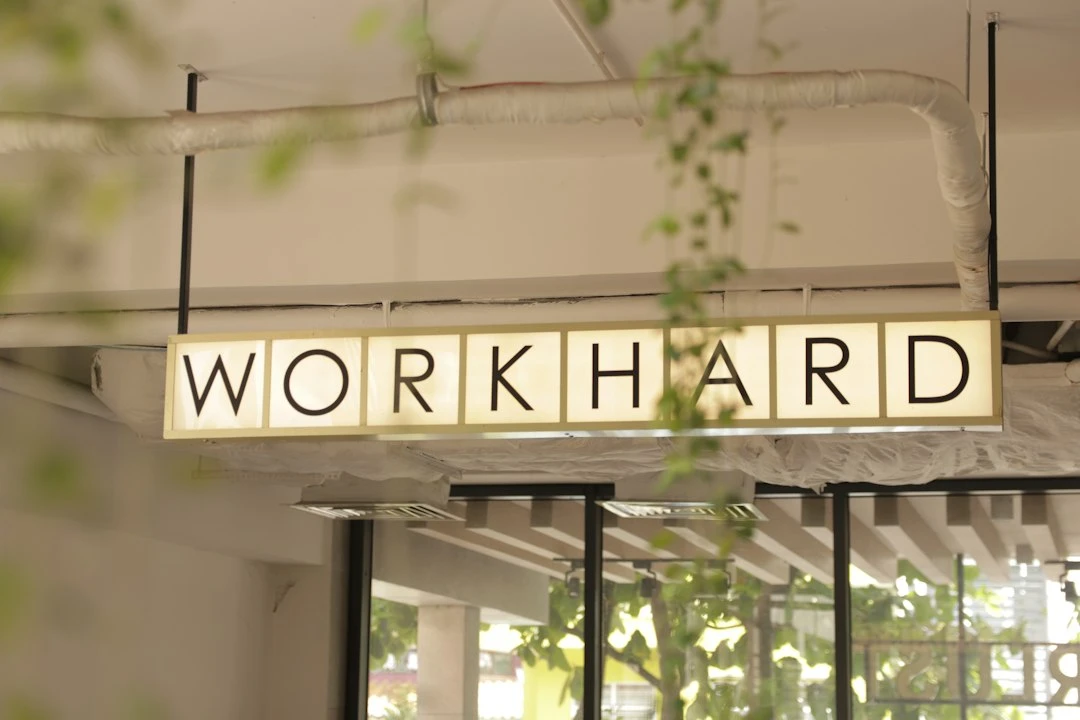 Quầy lễ tân khách sạn Le Meridien Sài Gòn phục vụ đặt phòng
