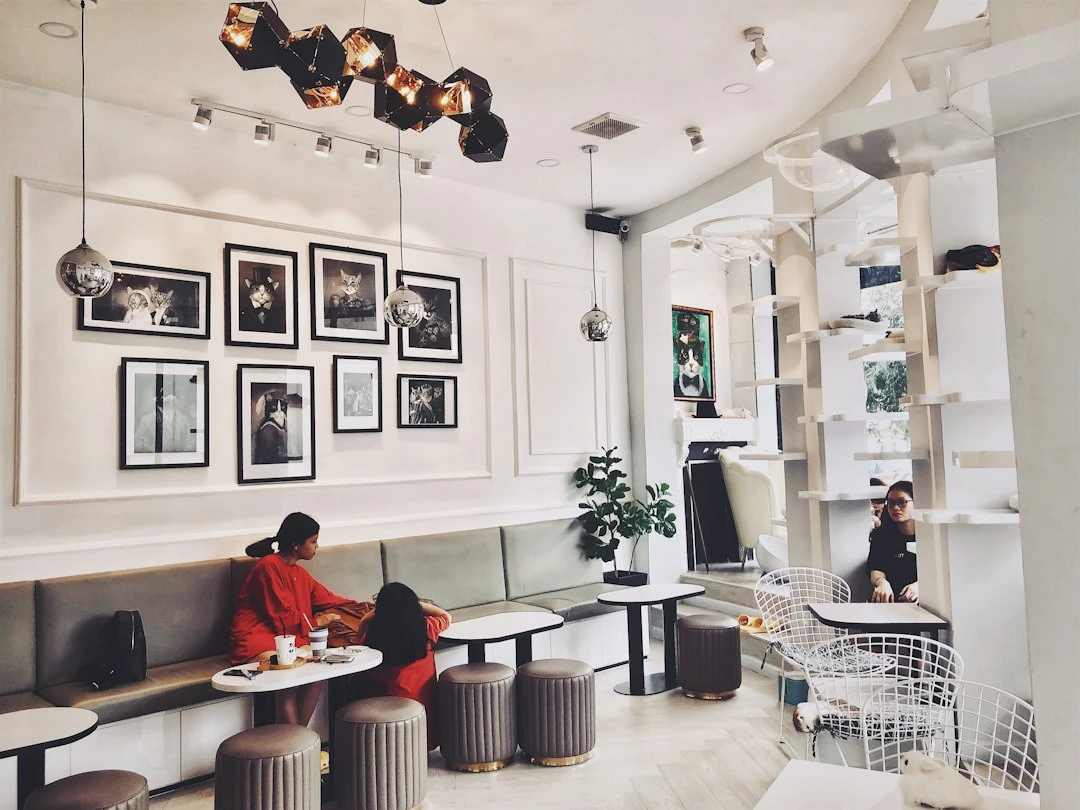 Sảnh khách sạn Urban Nguyễn Xí với kiến trúc boutique hiện đại, tối ưu không gian