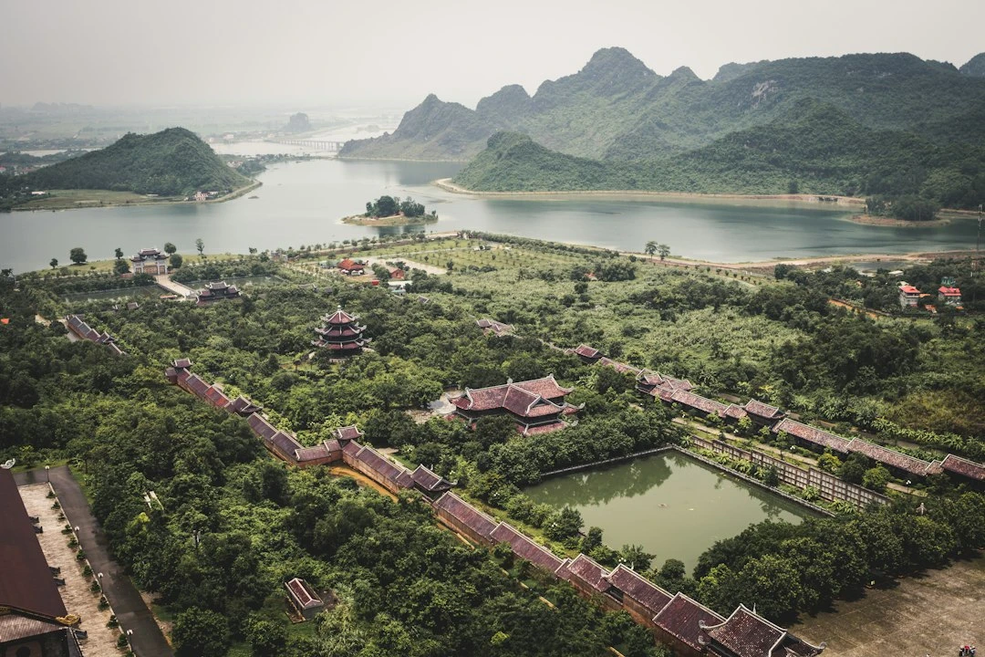 Tràng An Scenic Area Ninh Bình - núi đá vôi, sông nước, thuyền du lịch